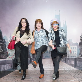 Marie Tomsová se po sedmdesátce stále setkává se svými kamarádkami a vypadá skvěle.