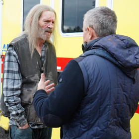 Hlavní postavou pilotního dílu je herec Jiří Schmitzer.