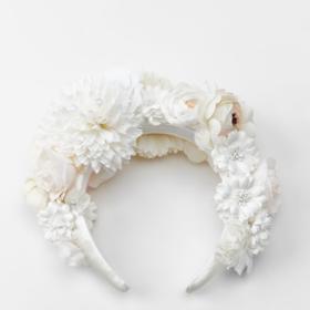 Chcete jednoduchý outfit pozvednout o třídu výš? Nepřehlédnutelnost nám zajistí čelenka s umělými květy, pořídíte ji v Zaře za 999 Kč.