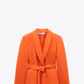 Mezi signálními odstíny vedle žluté či zelené jasně září také šťavnatá oranžová. A že se jí letos dostává prostoru. K elegantnímu saku se šálovou fazonou a vázačkou Zara (1 999 Kč) můžete doladit i stejně elegantní kalhoty.