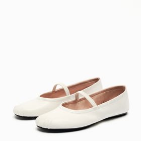 Jednoduché a pohodlné. Mary Jane střevíčky ve stylu balerínek. Zara, 699 Kč