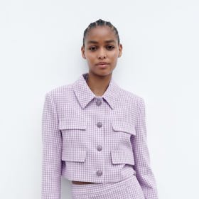 Lila tóny také nestojí stranou. Povedené kombo sukně a zkráceného kabátku najdete v nabídce značky Zara. (Sako 1 399 Kč, sukně 699 Kč)