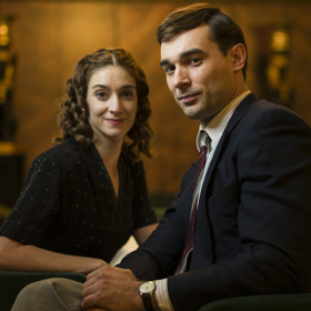 Seriálový Petr Kučera (Adam Vacula) se svou Bárou Veselou (Marta Dancingerová).