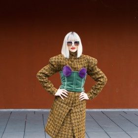 Zevnitř ven. Trend vrstvení prádla na viditelné pozice nemohl módním pábitelům uniknout.