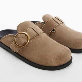 A u pantoflí, ve kterých bychom dřív šli spíš s košem než mezi lidi, ještě zůstaneme. Model značky Mango za 1 790 Kč.