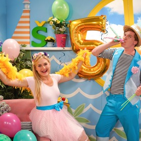 S Lukášem ovšem Bára nechodí. Pojí je pouze přátelství.