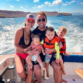 Život v exotice má své výhody - s dětmi tráví maximum času u moře.