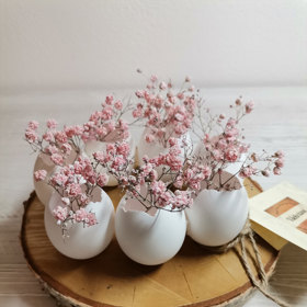 Drobné kvítky usaďte do vyschlých skořápek s nepravidelně tvarovanými otvory, umístěte je na podnos z přírodnin či podobnou podložku a máte hotovo.