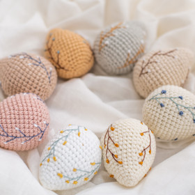 Seskládejte vyšívaná vajíčka do tvaru věnce, sešijte je či jinak spojte a můžete podobný výtvor využít i jako věnec na dveře či dekoraci slavnostní tabule. To postačí jen vajíčka vyskládat na ošatku či podobný talířek.