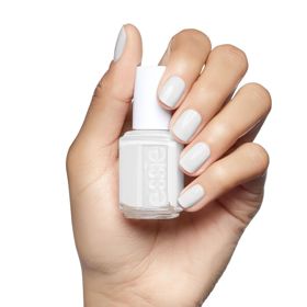 Mléčný odstín má i lak na nehty značky essie v odstínu 1 blanc za 249 Kč.
