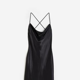 Nejjednodušším způsobem, jak do šatníku v každém věku zakomponovat prádlové prvky, jsou šaty, které vycházejí z klasického negližé – kombiné. Nosí se jako svrchní kousek a můžete si pohrát i s vrstvením. H&M, 799 Kč