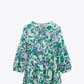 Retro motivy i střih. To je zpracování hned několika aktuálních trendů v jeden celek v podání šatů značky Zara za 999 Kč.