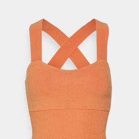 Lomené tóny oranžové umí také zapůsobit. Třeba prostřednictvím úpletového topu s překříženými ramínky Abercrombie&Fitch za 1 090 Kč.