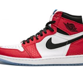 Totožný model? Možná na první pohled, tato edice už svou nedostupností poslala cenu o pár desítek tisíc výše. Air Jordan 1 Retro High za 36 500 Kč.