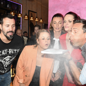 Zpěvák Václav Noid Bárta pokřtil knihu Cukrařinka: pečeme s láskou, kterou vydává sestra herečky Alice Bendové Andrea Burešová Lišková.