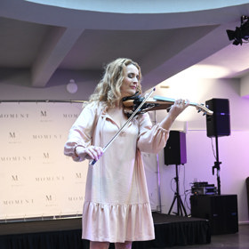 Markéta Muzikářová zahrála na představení nové autorské módní značky Moment.