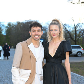 Vysoký culík, ovšem s kudrlinkami, zvolila i Natálie Kotková, která doprovodila svého přítele Petra Lexu ze skupiny Slza. 