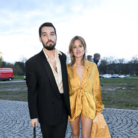 V roce 2023 už Emma Smetana a Jordan Haj vynesli dokonale sladěné outfity, které sice odhalovaly jejich umělecké osobnosti, zároveň ctily dekorum slavnostního večera.