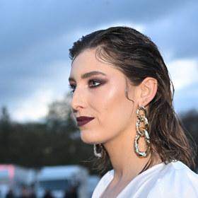 Také Michaela doplnila svoji bílou róbu masivními náušnicemi. O make-up se postarala vizážistka Mirka Česlová.