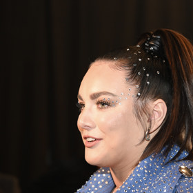 Vlasy Ewy Farné zdobily z jedné strany kamínky, které navazovaly na líčení. 