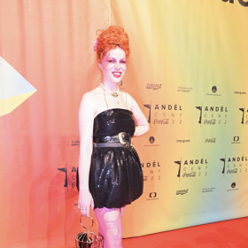 Outfit pro slavnostní večer pojala po svém - oblékla černé minišaty s flitry od návrhářky Debbie Brown a růžové punčochy potrhala cestou, když upadla.