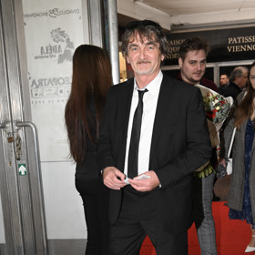 Formálně pojal premiéru partner Veroniky Žilkové Josef Holomáč. Dorazil v elegantním černém obleku se všemi náležitostmi – lakýrkami i úzkou jednoduchou kravatou.