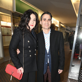 Zpěvák Radek Banga sáhl po neformální kombinaci saka a kalhot a vyvedl na Broadway i svou partnerku. Ta oblékla klasický dvouřadý kalhotový kostým, extravagantně pak pojala výběr doplňků, střevíčky s pásky a zářivě vybarvenou kabelku.