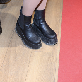 Boty Natálie Grossové v detailu.