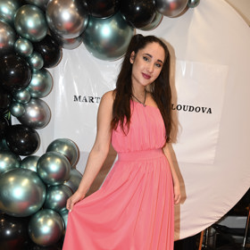 Zpěvačka Natálka Grossová v létě nenosí trička s delším rukávem.