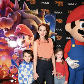 Michaela Tomešová se synem Kristiánem a jeho kamarádkou Emmou. Druhý syn Jonáš se v tomto případě fotit odmítal.