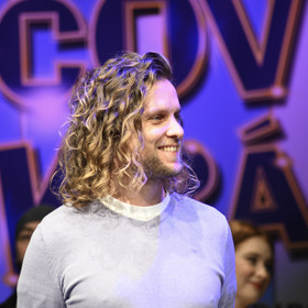 Muzikálový zpěvák Tomáš Löbl si nechal během pandemie covidu narůst dlouhé vlasy.