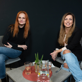 Herečka Iva Pazderková přijala pozvání do studia magazínu Lifee.cz, kde se s Bárou Hlaváčkou pobavila o tématu body positivity.