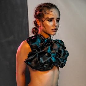 Jeden svět je drsný bojový a druhý typicky holčičí. Martinu můžete vidět nejen v jako bojovnici, ale také v roli modelky na přehlídkových molech.