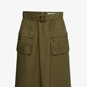 Další z trendů, který si vás získá. Cargo prvky hlásí návrat a usídlily se i na sukních. Esprit, 2 299 Kč