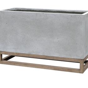 Beton je jednoznačným hitem posledních let mezi designovými nádobami na květiny. V kombinaci s dřevěnou základnou nemusí vypadat ani tak industriálně. Obi, 1 849 Kč