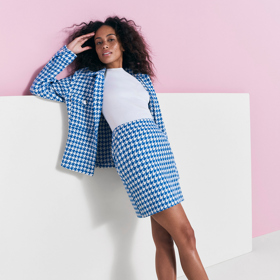 Ještě hrozí chladno? Přijde vhod buklé varianta střídmější mini ke kolenům. V tandemu s kabátkem ze stejného materiálu perfektní ukázka aktuálního jednolitého trendu. F&F, sukně 599 Kč, sako 999 Kč