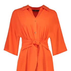 Modifikované košilové šaty s vázačkou posouvá výrazný odstín mezi must have kousky tohoto jara. F&F, 599 Kč