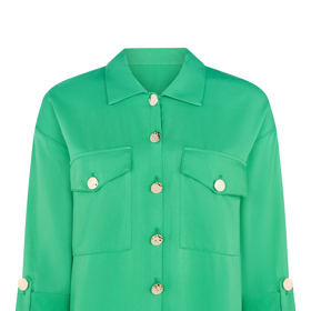 Zlaté detaily v podobě výrazných knoflíků vynikají na zeleném provedení halenky s retro prvky. F&F, 599 Kč
