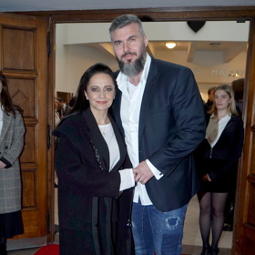 Majitelka divadla Lucie Bílá přišla na premiéru nového představení v doprovodu přítele Radka Filipiho. Namísto lodiček doplnila outfit mladistvými bílými teniskami.