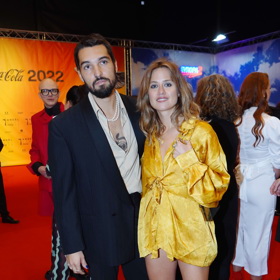 Kreativní byl zajisté Jordan Haj s hrudí ozdobenou perlami ve stylu Harryho Stylese.