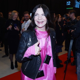 Anna K. letos oblékla dlouhé růžové šaty z pravého hedvábí.