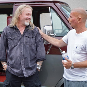 Frontmanem skupiny Kabát je Pepa Vojtek.