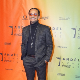 Téměř dokonalým příkladem dress codu creative black tie byl na Andělech Ben Cristovao, který oblékl vzorovaný smoking s černým rolákem a jako doplněk zvolil nápadný náhrdelník.