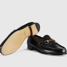 Ikonický model Gucci Horsebit Loafer. Nestárnoucí klasiku, která vám v botníku vydrží navěky, pořídíte za cca 18 000 Kč.