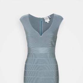 Jedinečné. Ač se je ostatní snaží napodobovat, originál je jen jeden. Bodycon šaty Hervé Léger pořídíte v mini délce už od 8 200 Kč.