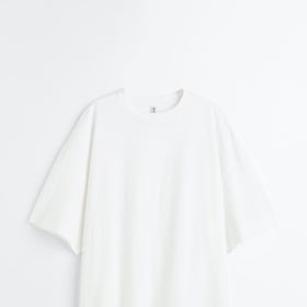 Inspiraci jejím outfitem začněte oversize topem. H&M, 249 Kč