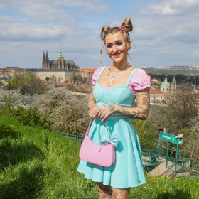 Raperka Sharlota ví, že Barbie styl letos frčí. Jako legendární panenka se oblékla na tiskovou konferenci známé značky žiletek. 