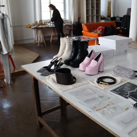 Stylista Miroslav Romaniv vybral pro Jaroslavu Valovou elegantní róby od Tatiany Kovaříkové, ale nebál se je ozvláštnit mladistvými a mnohdy výraznými doplňky.