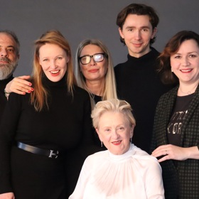 Nahlédněte s námi do zákulisí focení se zakladatelkou koupelen Siko Jaroslavou Valovou. Společná fotografie celého týmu SuperWoman v čele s paní Jaroslavou. 