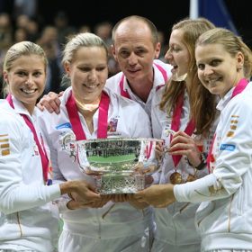 Zleva: Andrea Sestini Hlaváčková, Lucie Hradecká, Petra Kvitová a Lucie Šafářová po vítězství ve Fed Cupu. 